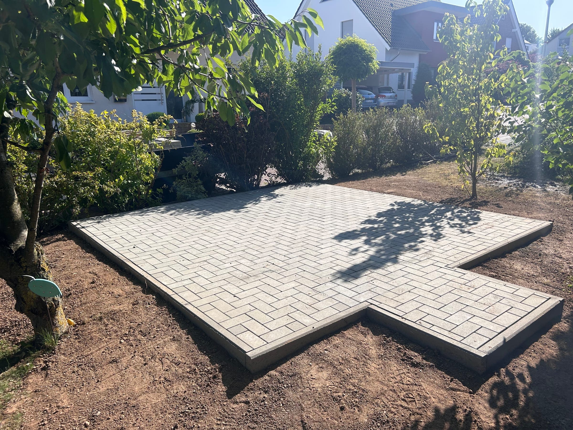 Frisch verlegte Pflasterterrasse in einem Garten in Göttingen