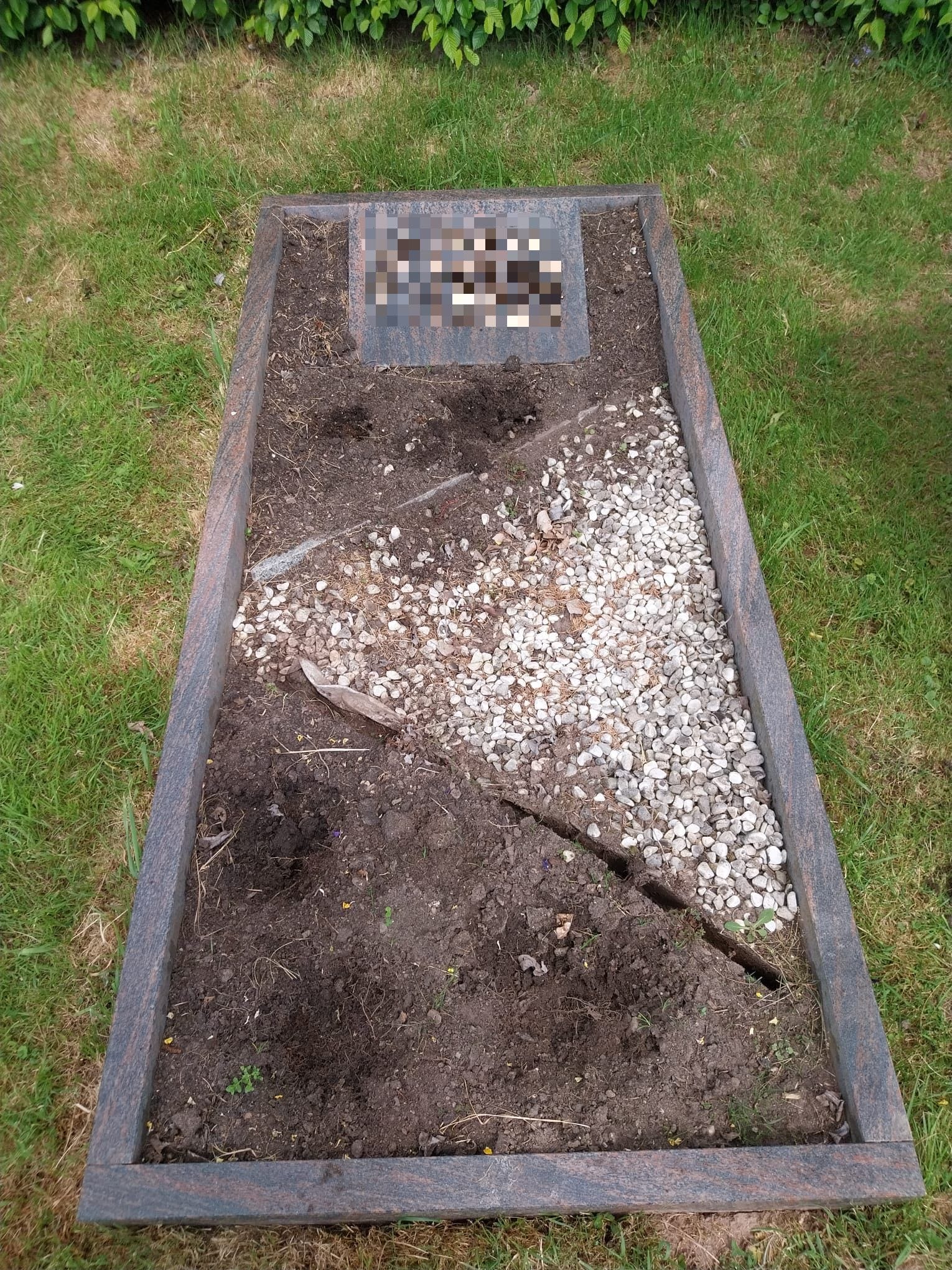 Ungepflegtes Grab vor der Pflege durch ReyBa Gartengestaltung