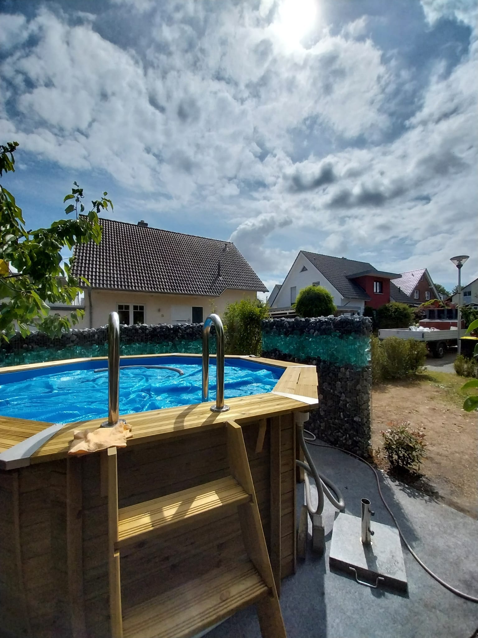Fertig gestalteter Garten mit Poolbereich und Gabionen-Sichtschutz — Landschaftsgestaltung durch ReyBa